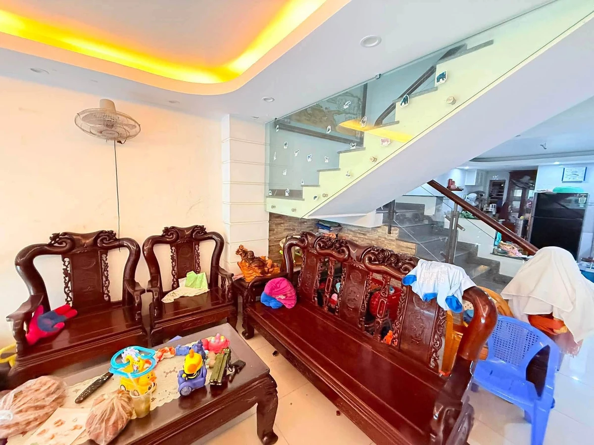 Bán nhà mặt tiền 1 trệt 3 lầu 270m2 Vũng Tàu 9,7 tỷ - Ảnh thu nhỏ 2