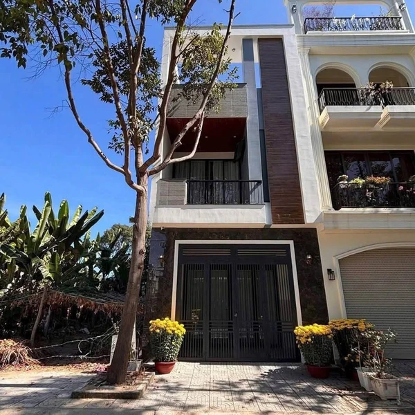 Bán nhà 1 trệt 2 lầu mặt tiền Mạc Chính Chung Bà Rịa, 90m²