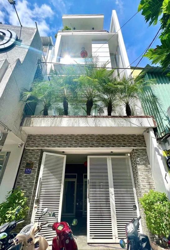 Bán nhà 4 tầng mặt tiền 298 m² Nguyễn Thị Minh Khai, Nha Trang