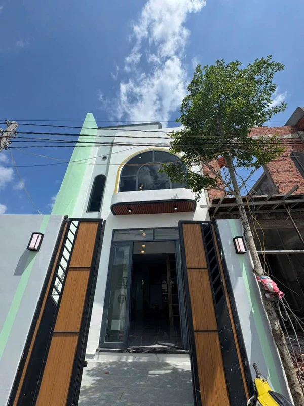 Bán nhà gác lửng 5x20m, 3 phòng ngủ, sổ hồng riêng, gần UBND xã Rạch Kiến, Long An