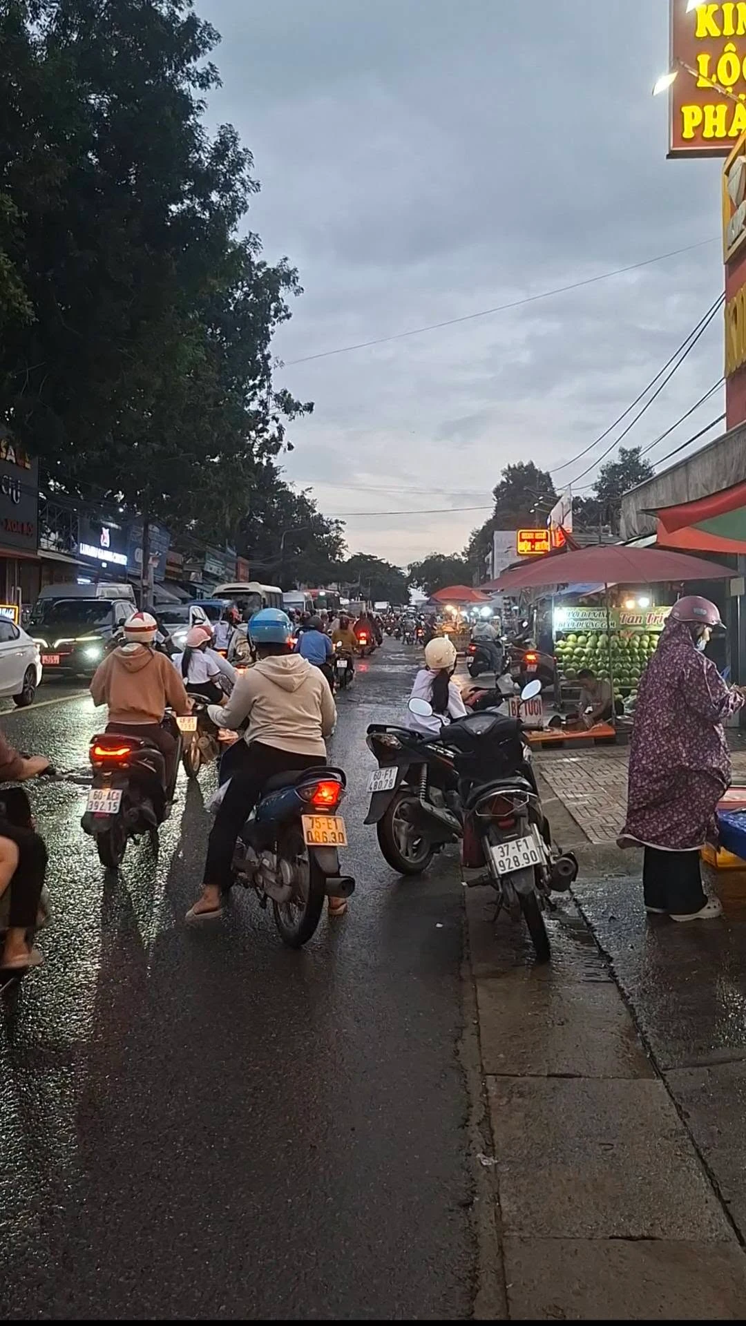 Bán nhà mặt tiền Bùi Văn Hòa 5x45m, 1 trệt 2 lầu, giá 9 tỷ - Ảnh 1