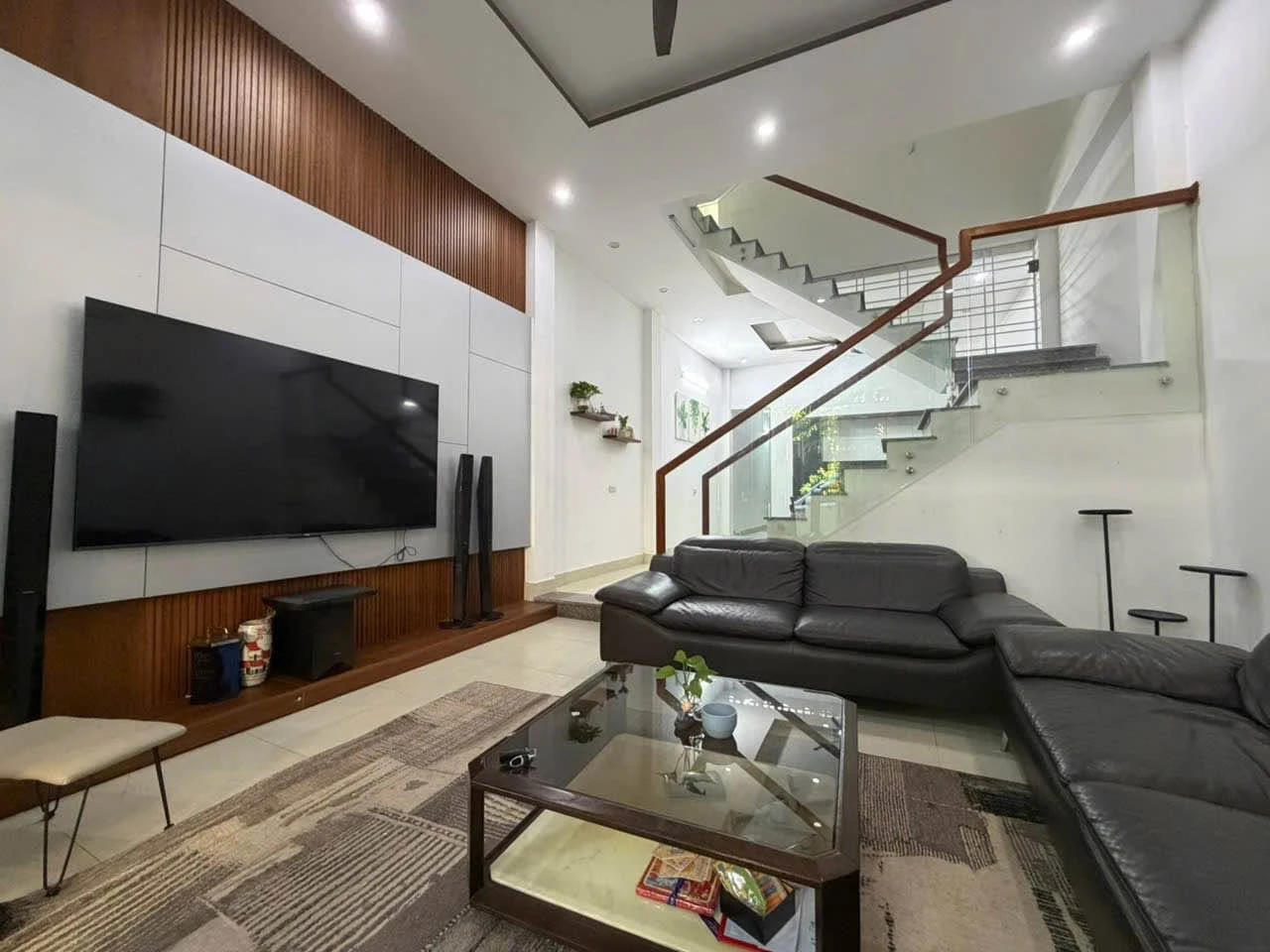 Cho thuê nhà 2,5 tầng mặt tiền Hoà Minh 7, 72m2 - Ảnh 1