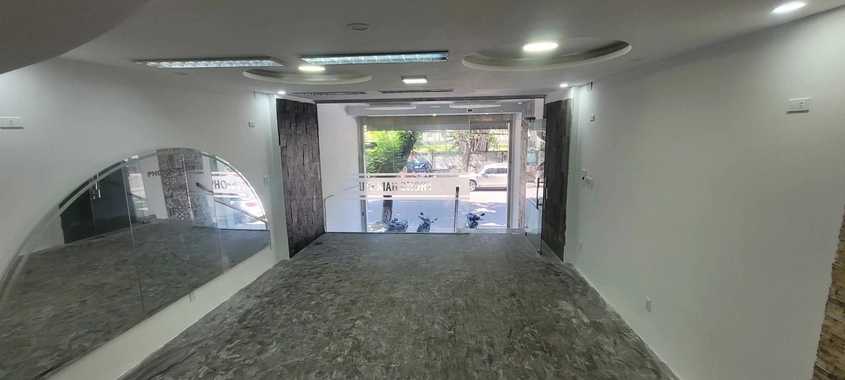 Cho thuê nhà mặt tiền Lý Thái Tổ 100m2 gần ngã 4 Nguyễn Thái Học - Ảnh thu nhỏ 2