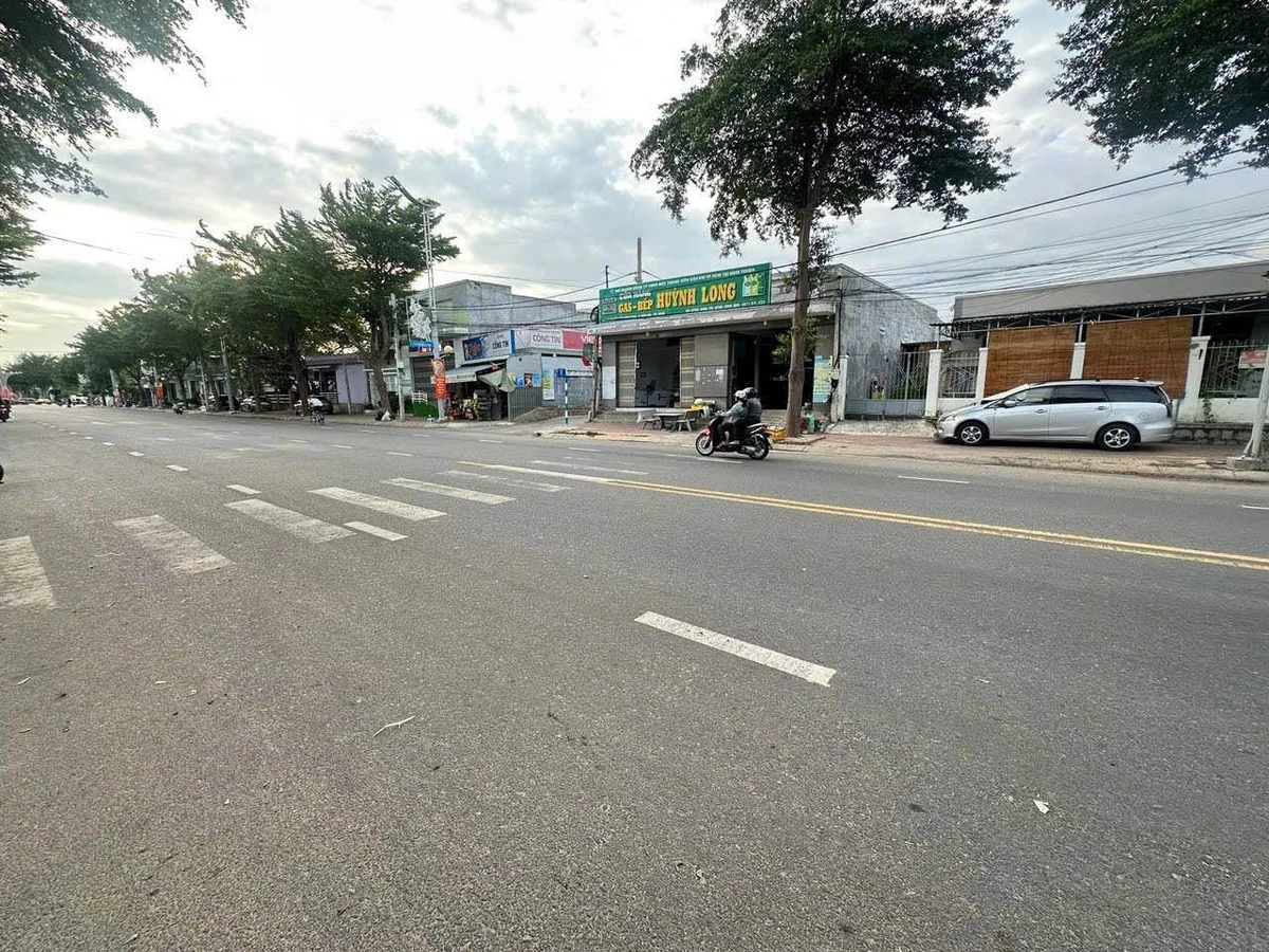 Bán nhà mặt tiền Nguyễn Thị Minh Khai 183m² - 6,4 tỷ - Ảnh 1