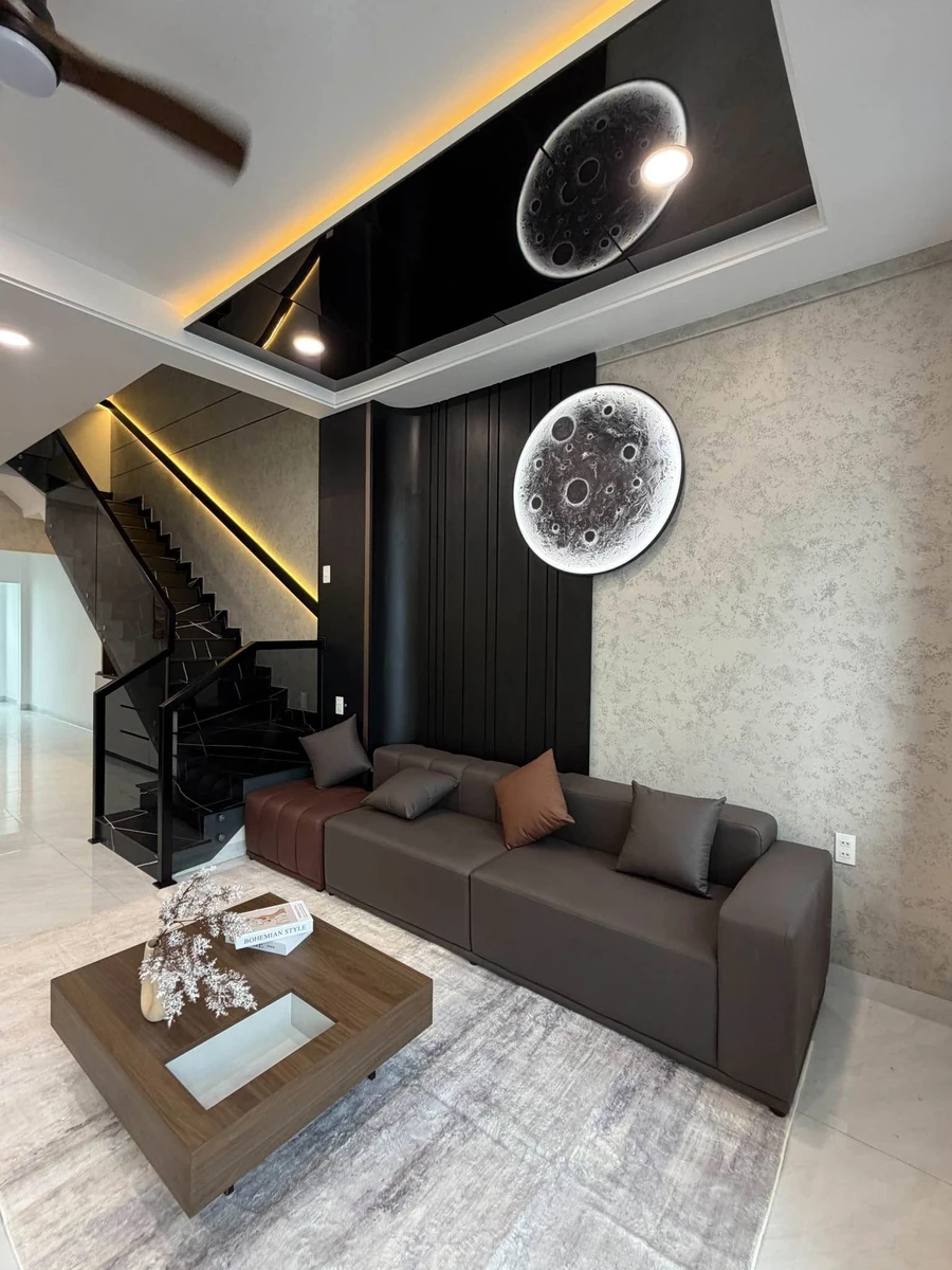 Bán nhà mặt tiền 100m² Long Khánh, 3PN 2 tỷ 300 triệu - Ảnh 1