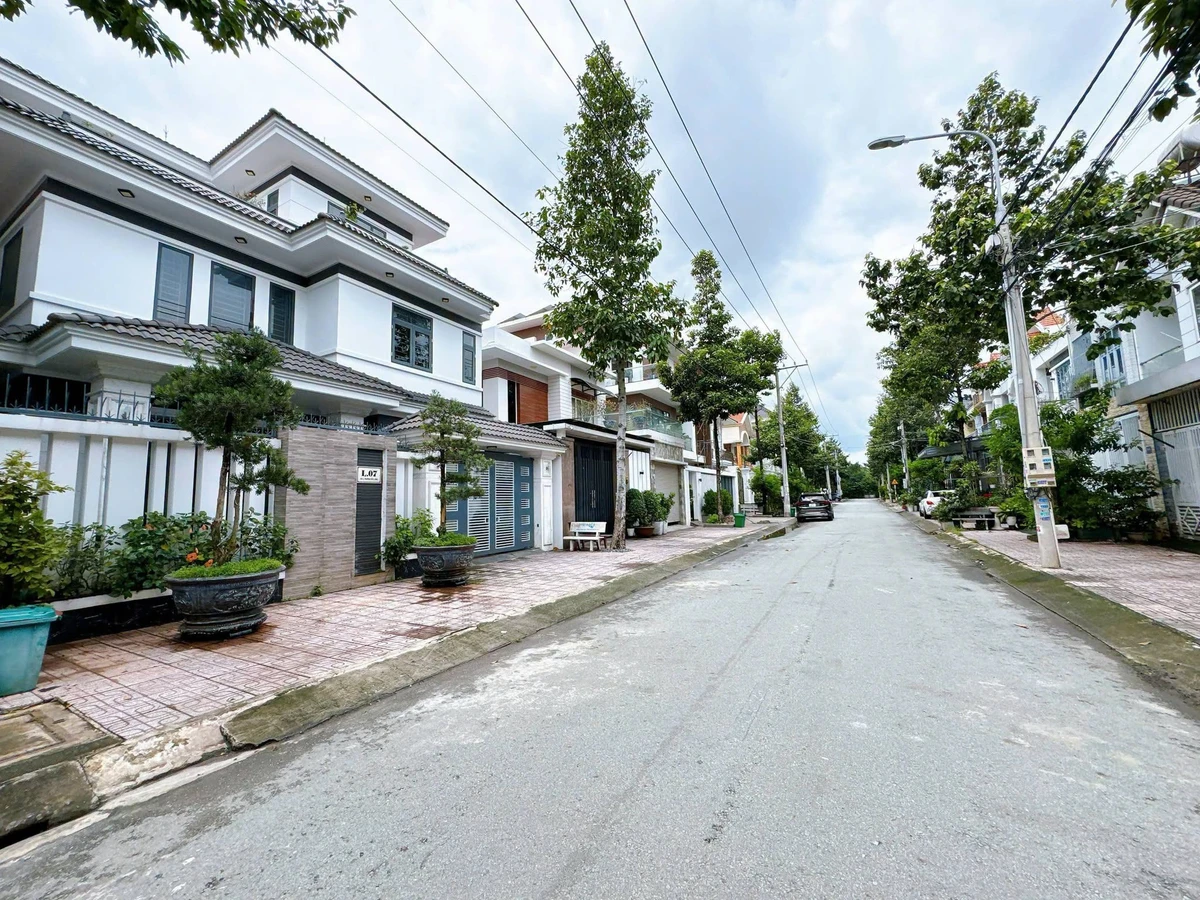 Bán biệt thự KDC Bửu Long 230m2, 4 phòng ngủ, gần trường Lạc Hồng, Biên Hòa - Ảnh 1
