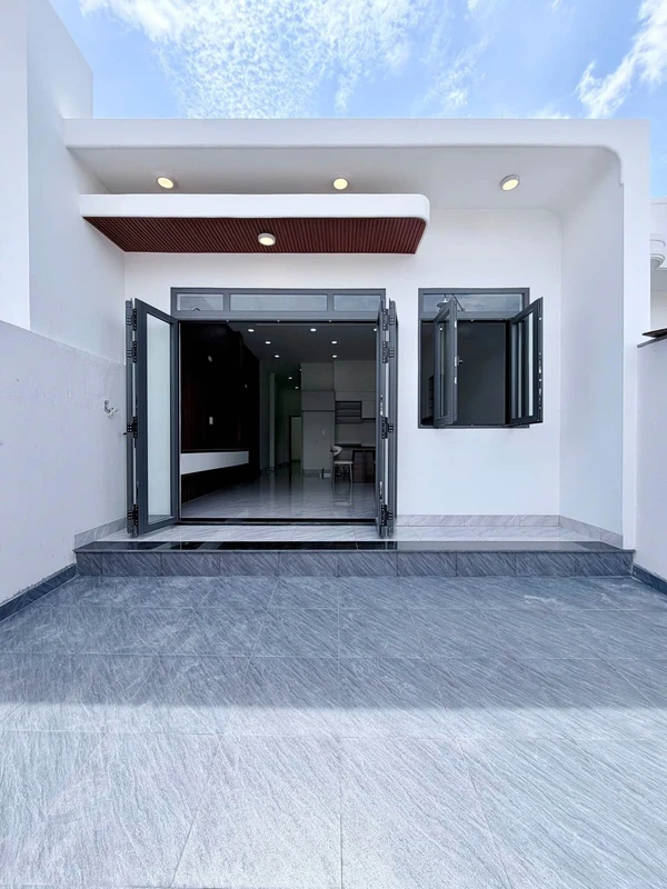 Bán nhà mặt tiền 110m2 3 phòng ngủ Long Khánh