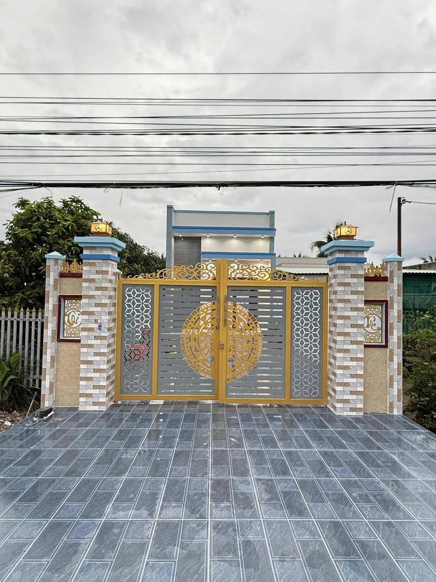 Bán nhà mặt tiền đường 816 mới xây 194m2, 3 phòng ngủ tại Bình Đức, Bến Lức - Ảnh 1