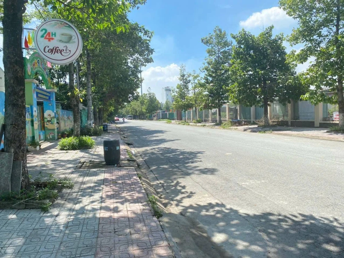 Bán nhà 1 trệt 1 lầu mặt tiền sân vận động Đông Hòa, Dĩ An, 222m2, giá hơn 9 tỷ - Ảnh thu nhỏ 3