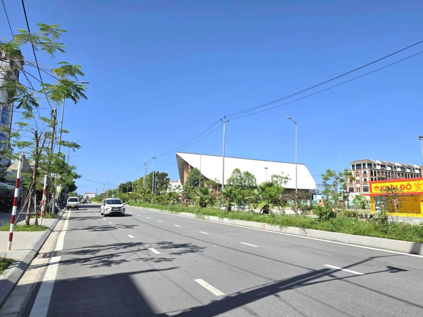 Bán nhà mặt tiền đường Phạm Văn Đồng, TP Huế, 250m2, đang cho thuê 30 triệu/tháng - Ảnh 1
