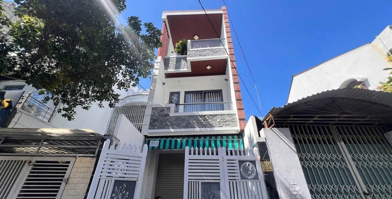 Bán nhà 3 tầng mặt tiền Hồng Lĩnh, Nha Trang, 98m2, 13,5 tỷ