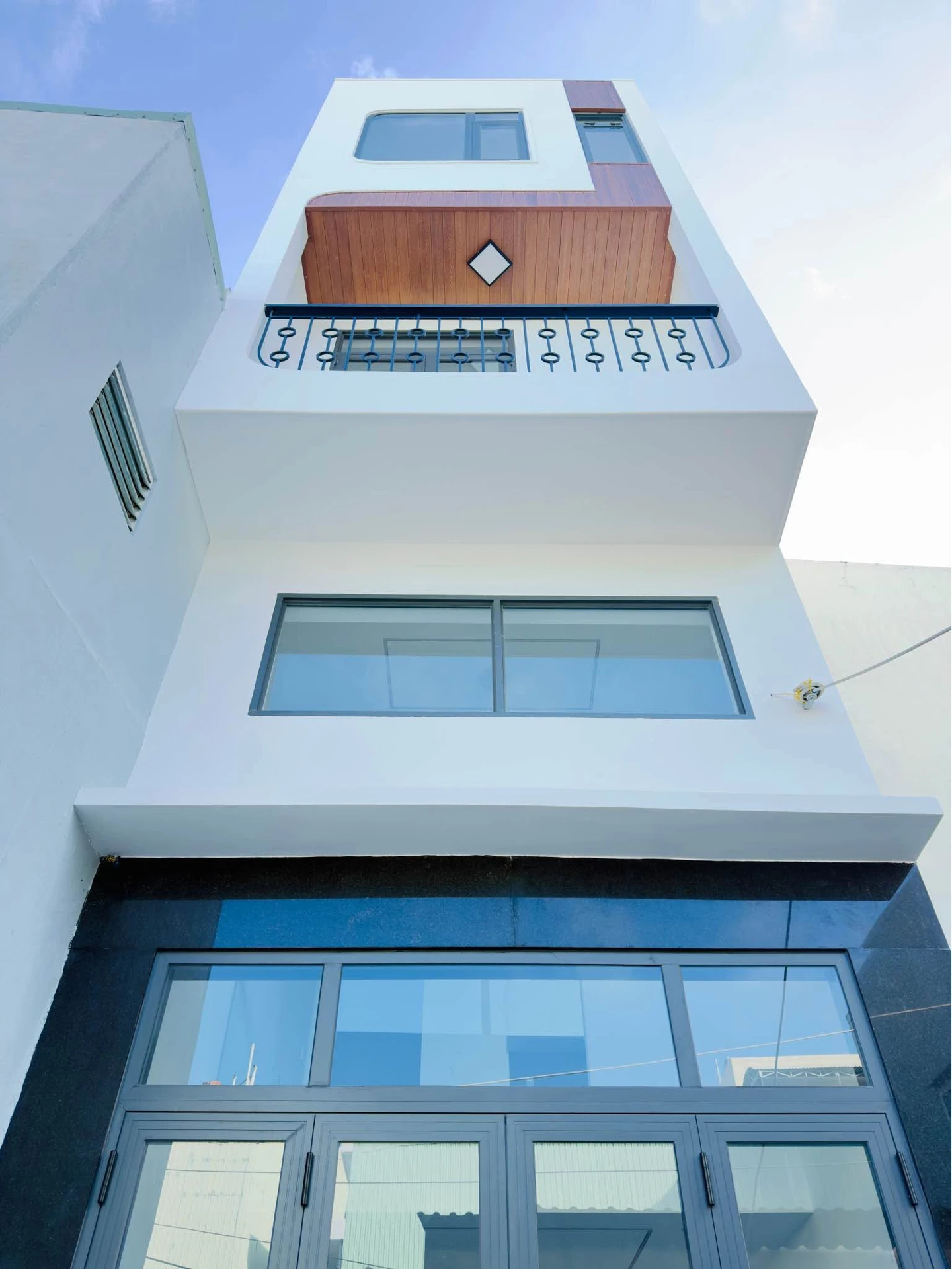 Bán nhà phố 3,5 tầng 105m² Hoàng Văn Thụ Nha Trang 2 tỷ 990 - Ảnh 1