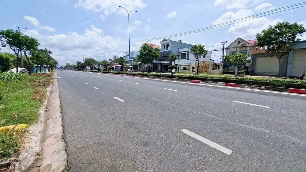 Bán đất mặt tiền Nguyễn Tất Thành 678m² Long Hải 12 tỷ - Ảnh 1