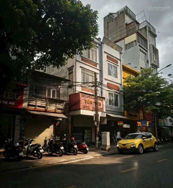 Mặt đường Cát Dài (Hai Bà Trưng, Hải Phòng) ngay cổng trường Nguyễn Văn tố. Vị trí đẹp, kinh doanh