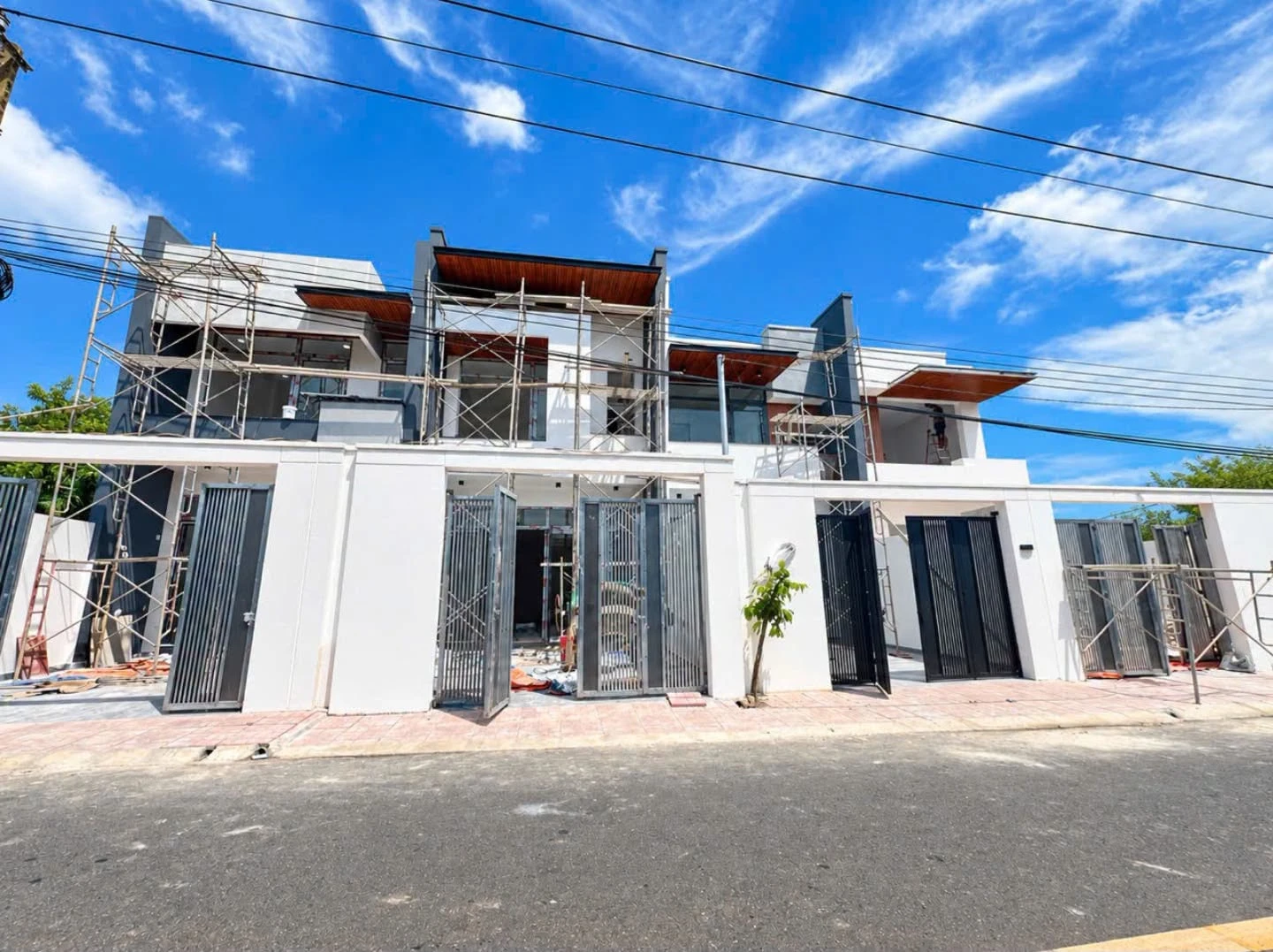 Bán nhà phố 1 trệt 1 lầu 5x20m full nội thất, 3PN 3WC, giá 2,3 tỷ tại Phường Long Khánh - Ảnh 1