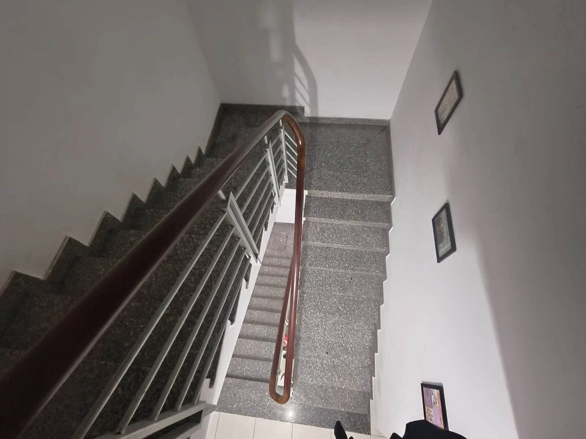 Bán căn hộ dịch vụ mặt tiền đường 8m, 1 trệt 2 lầu, 128m2, gần Cao đẳng Công Thương Quận 9 - Ảnh thu nhỏ 3