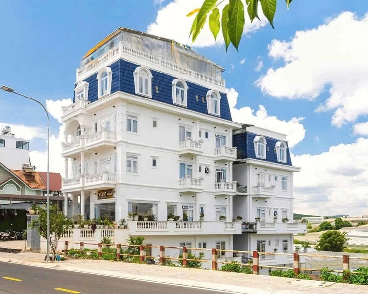 Cho thuê khách sạn 3 sao 46 phòng mặt tiền Đà Lạt 120tr/tháng