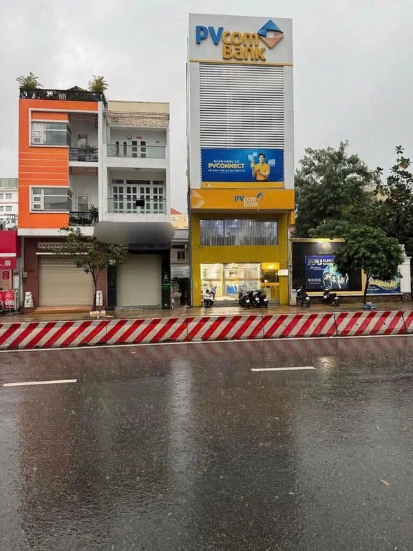 Cho thuê nhà nguyên căn 52m2, 3 PN, Lạc Long Quân, Quận 11