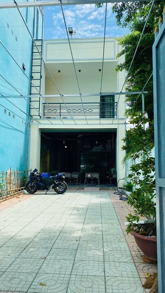 Bán nhà 1 trệt 1 lầu mặt tiền sân vận động Đông Hòa, Dĩ An, 222m2, giá hơn 9 tỷ - Ảnh 1