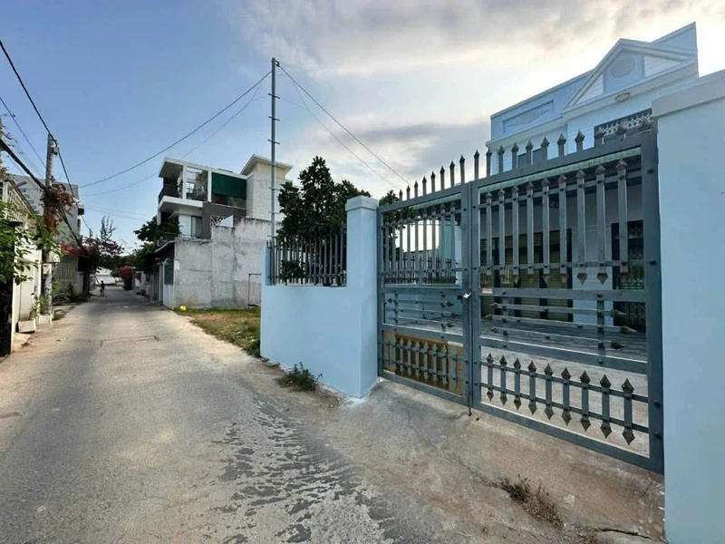 Bán nhà mặt tiền 100m² 2 phòng ngủ Phan Thiết 2,35 tỷ