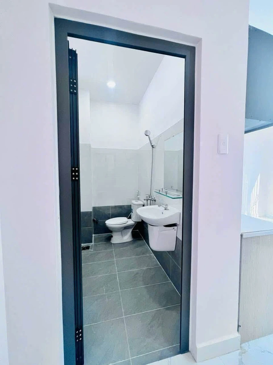 Bán nhà hẻm 79m2, 1 trệt 2 lầu, 5PN gần Nhà Thờ Xóm Chiếu, Phường 16, Quận 4 - Ảnh thu nhỏ 3