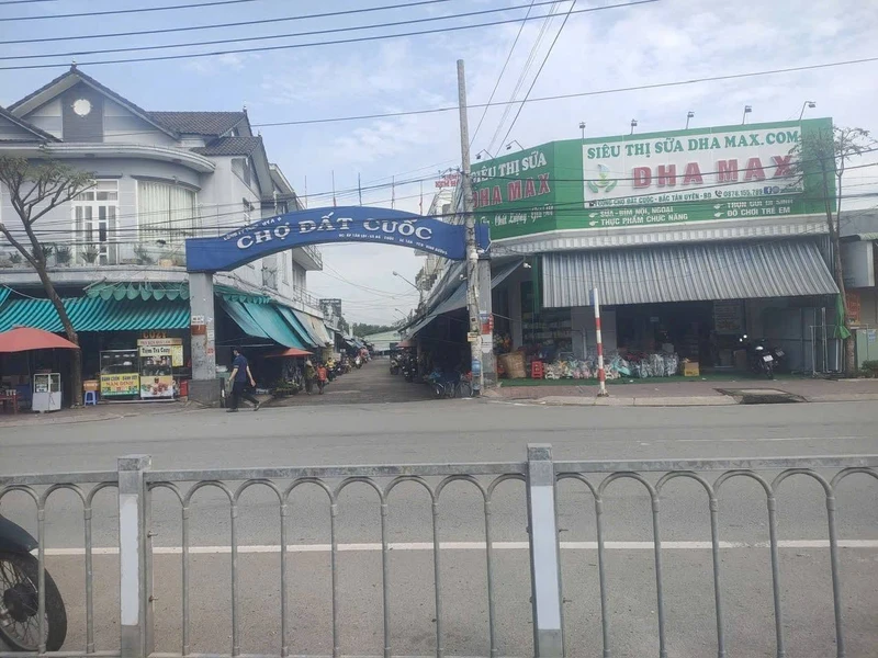 Bán nhà mặt tiền ngay chợ Đất Cuốc, Tân Uyên, 130m2, 2.7 tỷ