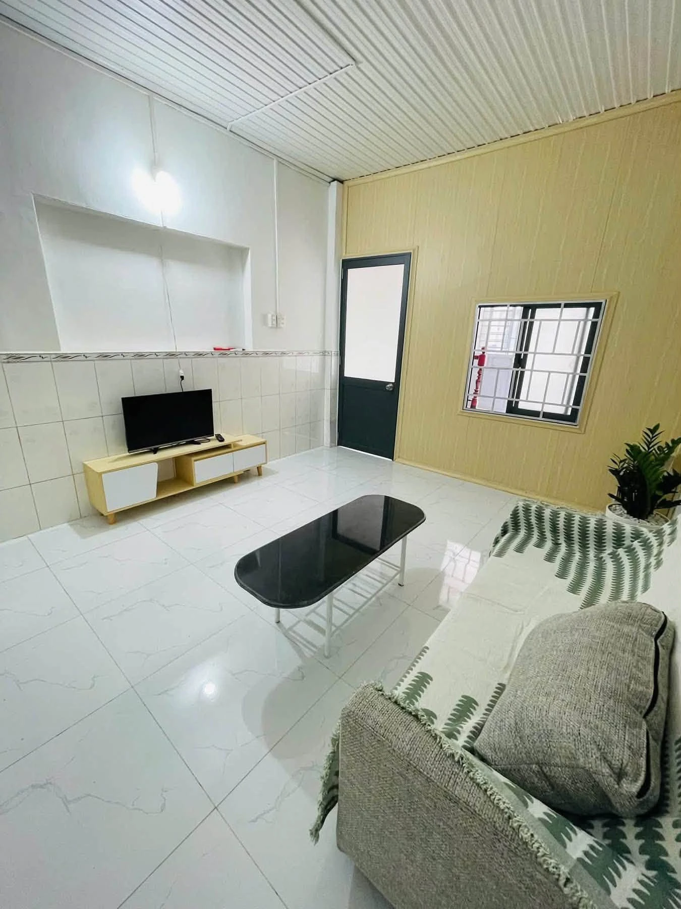 Cho thuê căn hộ 1PN tầng 1, 100m2, 12tr/tháng Dương Hiến Quyền - Ảnh 1