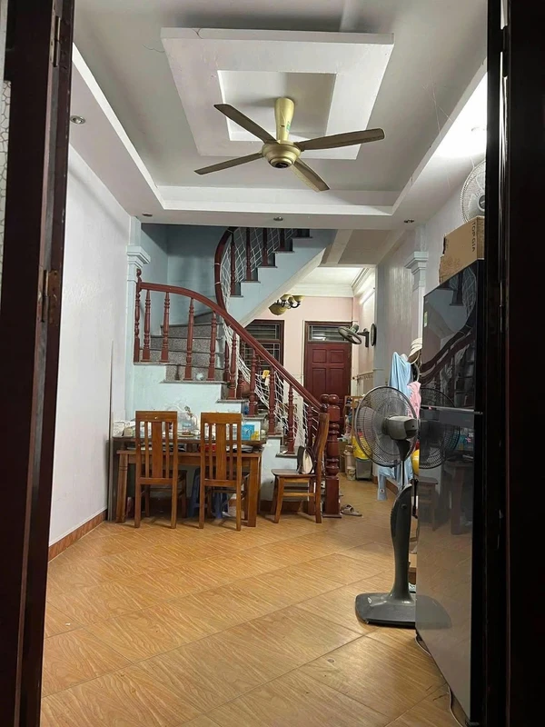 Cho thuê nhà 4 tầng 36m2, 4 phòng ngủ, Lĩnh Nam 9 triệu/tháng