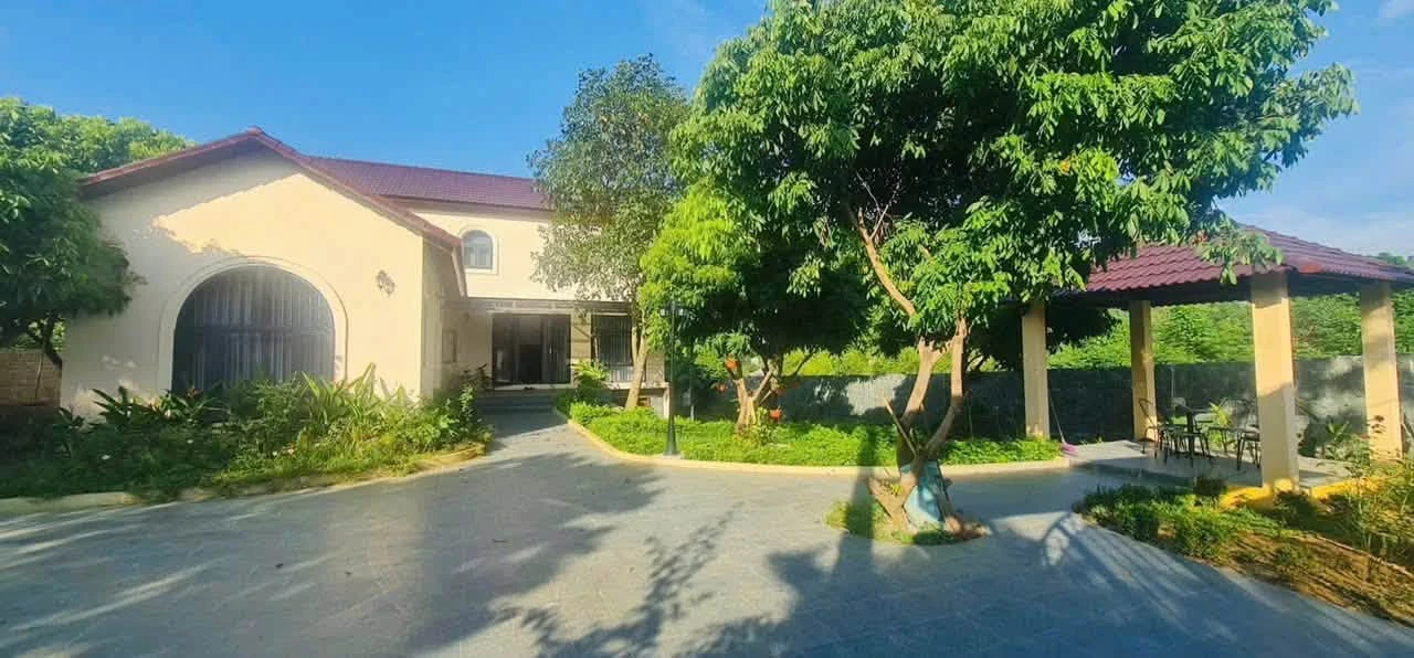 Bán biệt thự vườn 898m2, 3PN, full nội thất tại Lương Sơn, Hòa Bình - Ảnh 1