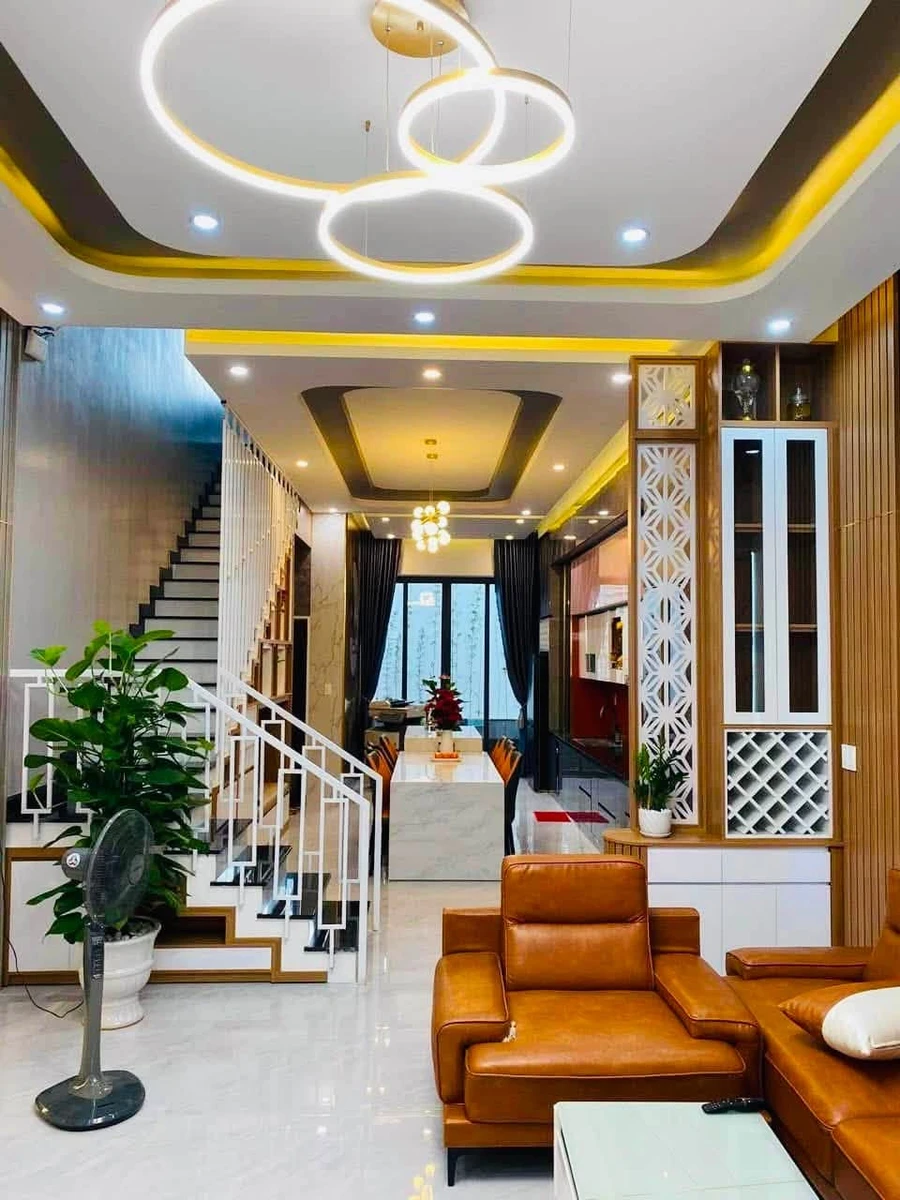 Nhà 3 tầng mặt tiền Trần Cao Vân, 110m², Quảng Ngãi - Ảnh 1