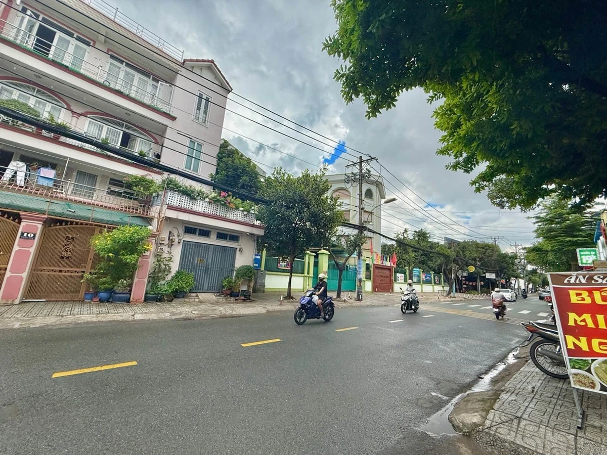 Bán nhà lô góc 2 mặt tiền 150m2, 4 tầng, ngay Ngã 4 Thủ Đức - Ảnh thu nhỏ 2
