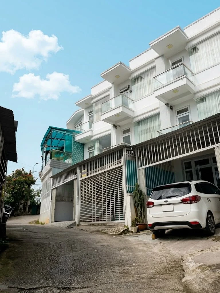 Bán nhà phố 3 tầng 65,3m², 3 phòng ngủ, hẻm xe hơi Nguyễn Trung Trực, P.3 Đà Lạt - Ảnh 1