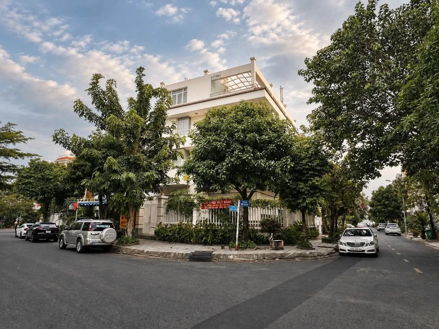 Bán biệt thự góc 2 mặt tiền Bùi Tá Hán 249,6m², 77 tỷ - Ảnh 1