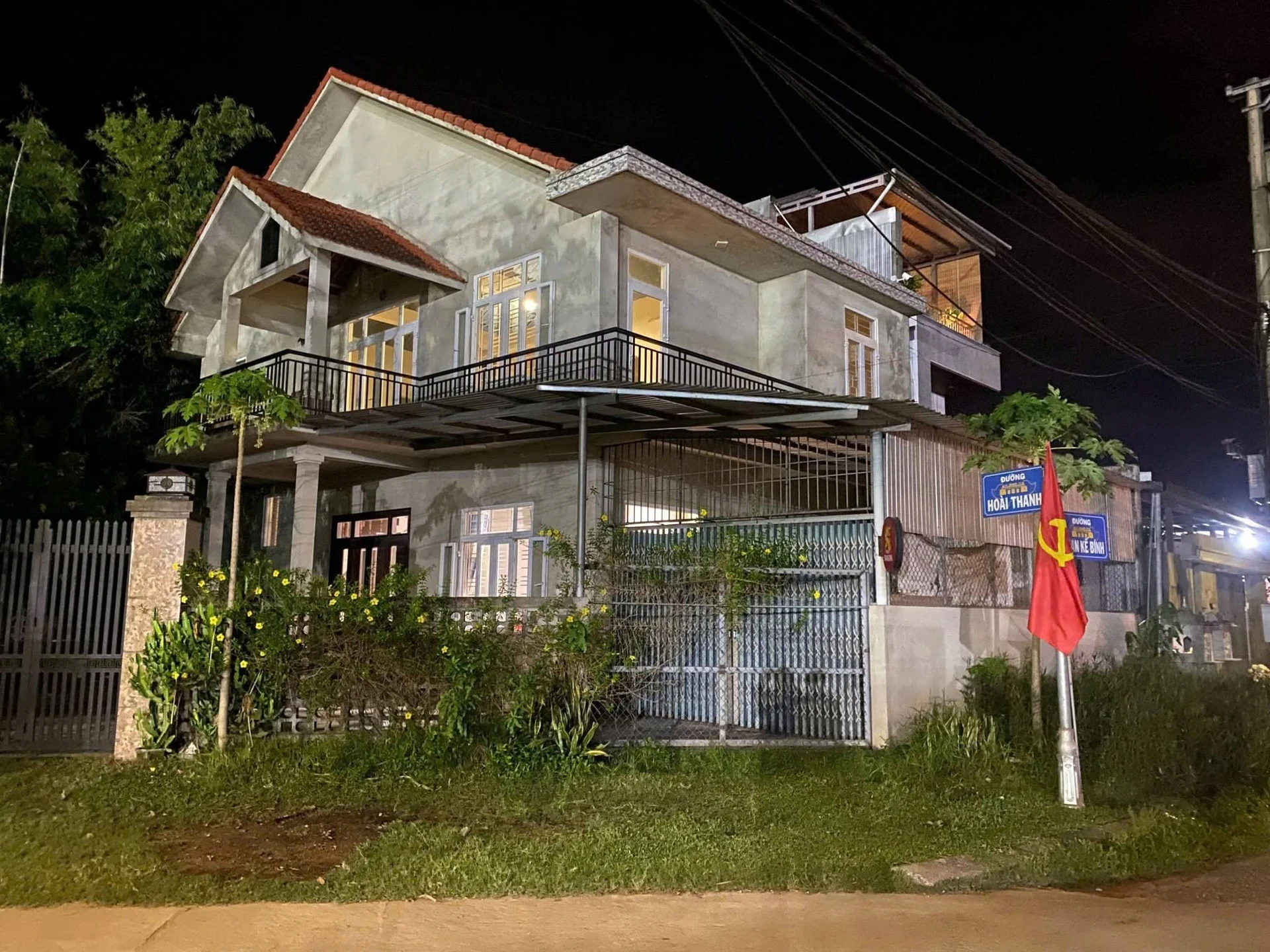 Bán nhà 2 tầng mái Thái lô góc 2 mặt tiền 262,2m2 đường Hoài Thanh, Thủy Xuân, Huế - Ảnh 1