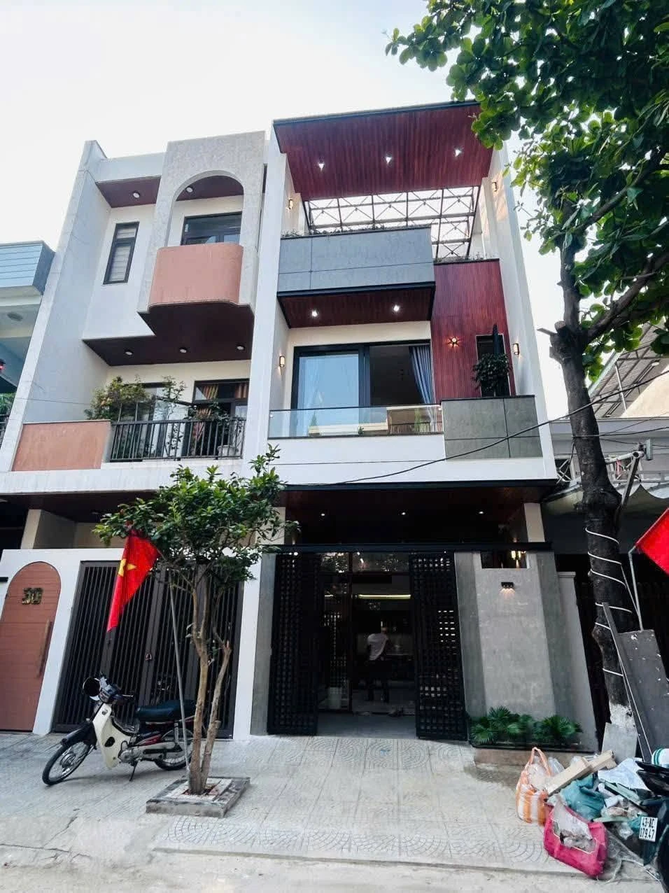 Bán nhà 3 tầng mặt tiền 72m², 8 tỷ, gần biển Đà Nẵng - Ảnh 1