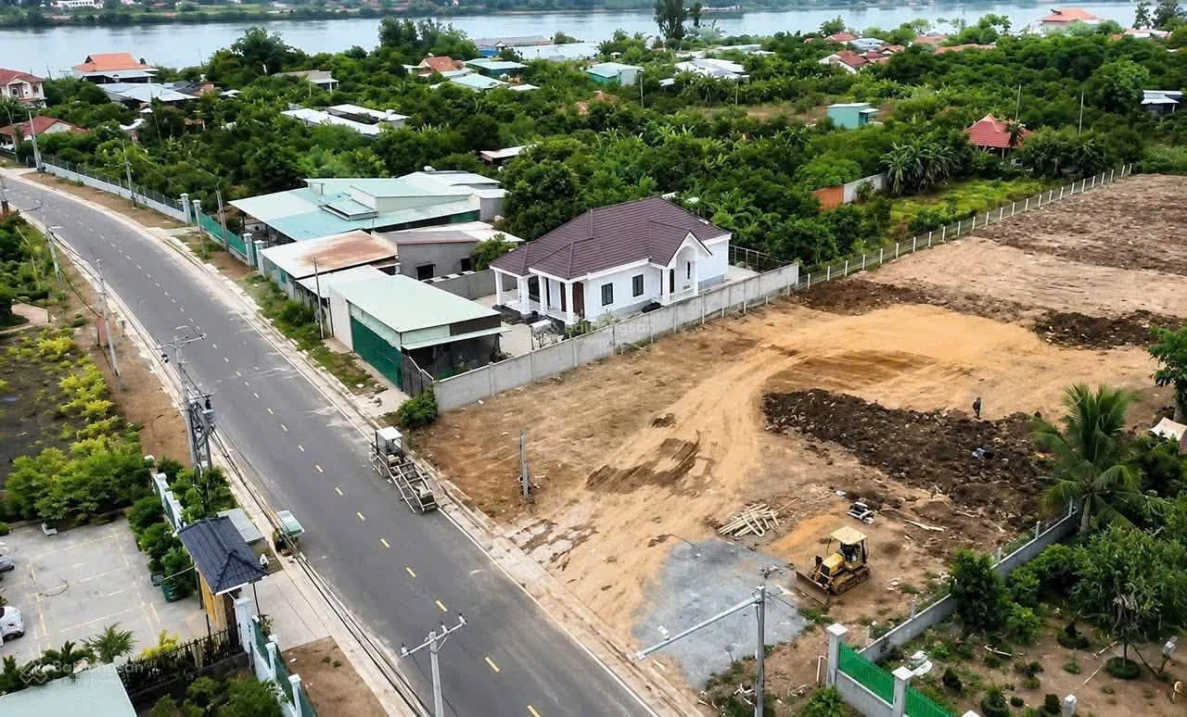 Bán cả 2 lô đất 215m2 (8,6x25)m liền kề ngay mặt tiền Hương Lộ 15 chỉ 1.3 tỷ thương lượng mạnh, SHR - Ảnh thu nhỏ 2