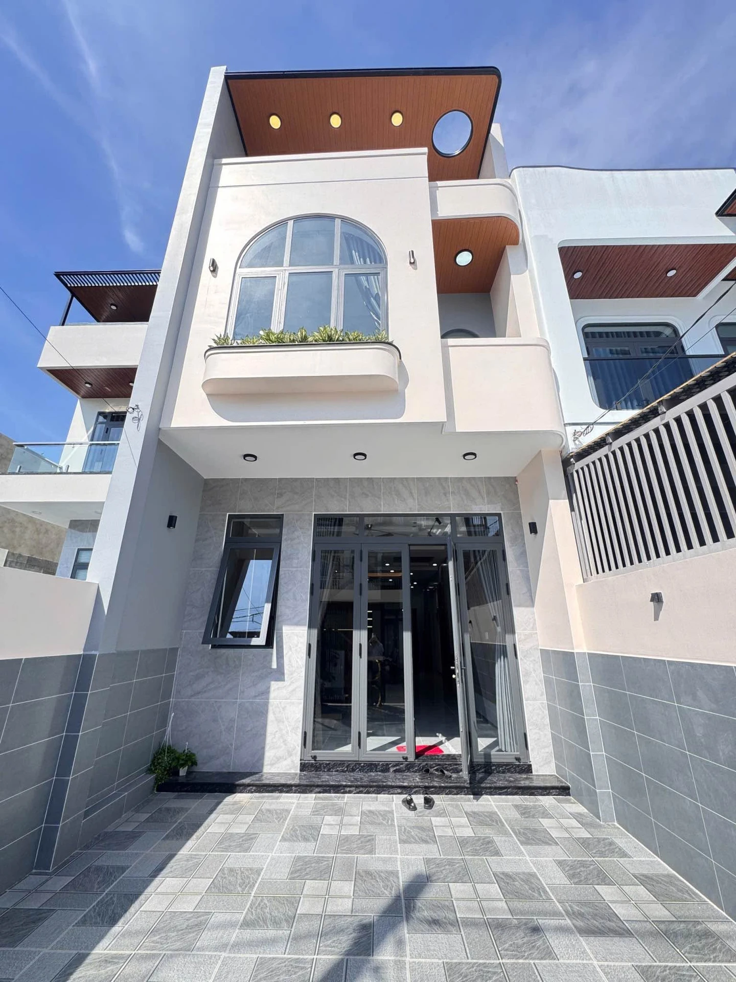 Bán nhà 2 tầng 4 phòng ngủ 125m2 ở Đức Hoà - Ảnh 1