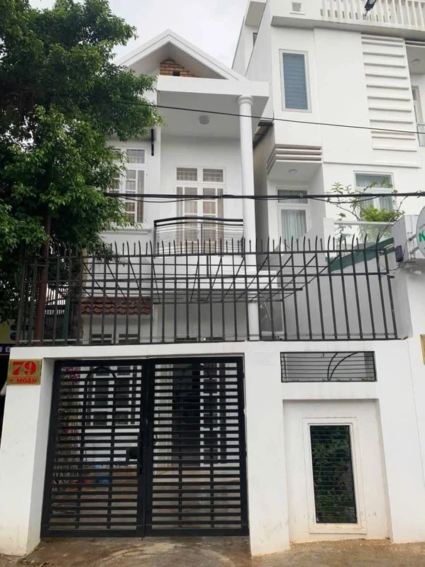 Bán nhà mặt tiền Y Moan 4,7x24m, 1 trệt 1 lửng, 3 phòng ngủ, giá 10,7 tỷ