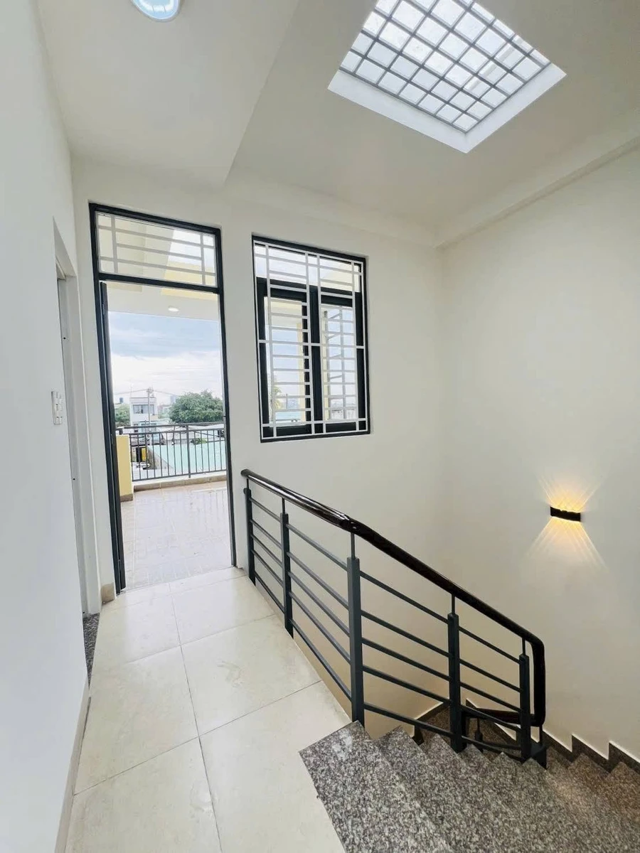 Bán nhà 3 tầng 4PN 70m² Hiệp Phú 5.95 tỷ - Ảnh thu nhỏ 2