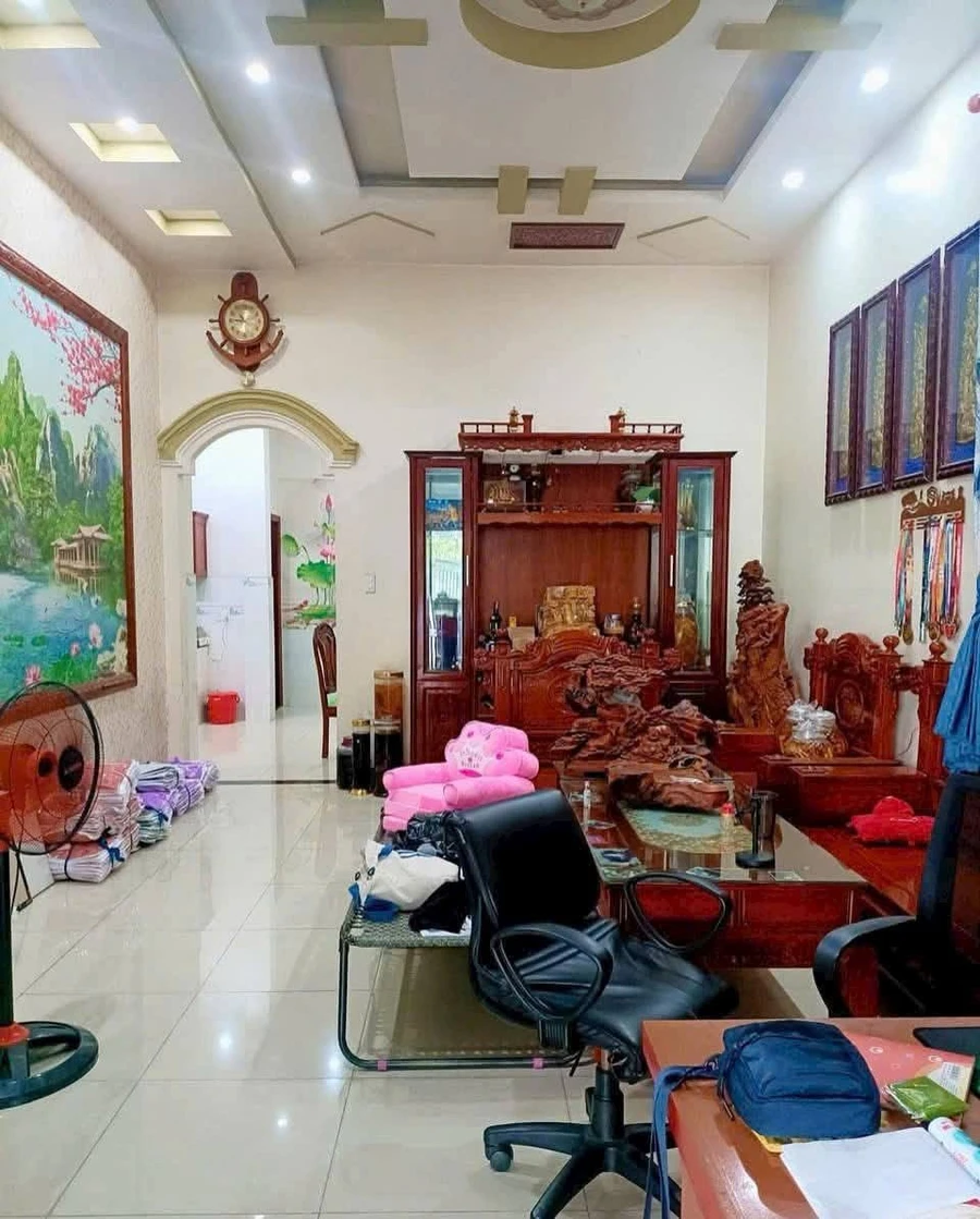 Bán biệt thự sân vườn 350m2, 3 phòng ngủ gần chợ Dĩ An, giá 9,95 tỷ - Ảnh thu nhỏ 3
