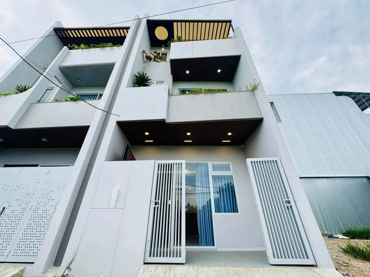 Bán nhà 3 tầng 3 phòng ngủ 57,5m² gần biển Khánh Hòa - Ảnh 1