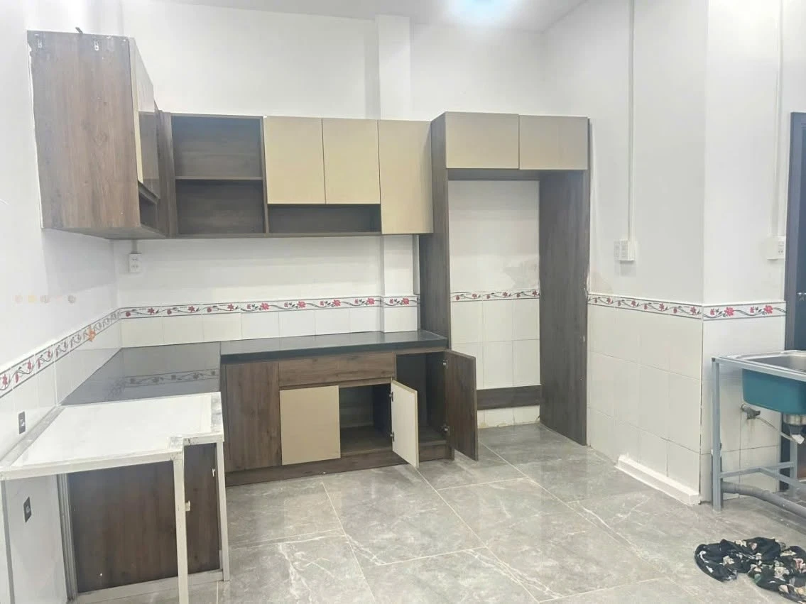 Cho thuê nhà 1 trệt 1 lầu 96m2, 2PN, sân đậu ô tô, hẻm Nguyễn Thiện Thuật, Rạch Giá - Ảnh 1