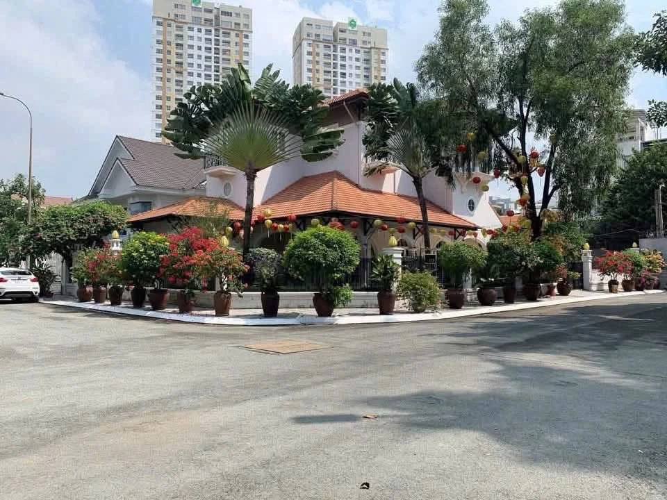 Bán biệt thự Thảo Điền 615m2 sân vườn hồ bơi 179.9 tỷ - Ảnh 1