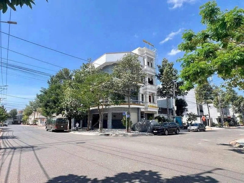 Bán nhà lầu lô góc 97m2 TP. Phan Thiết, 8.3 tỷ