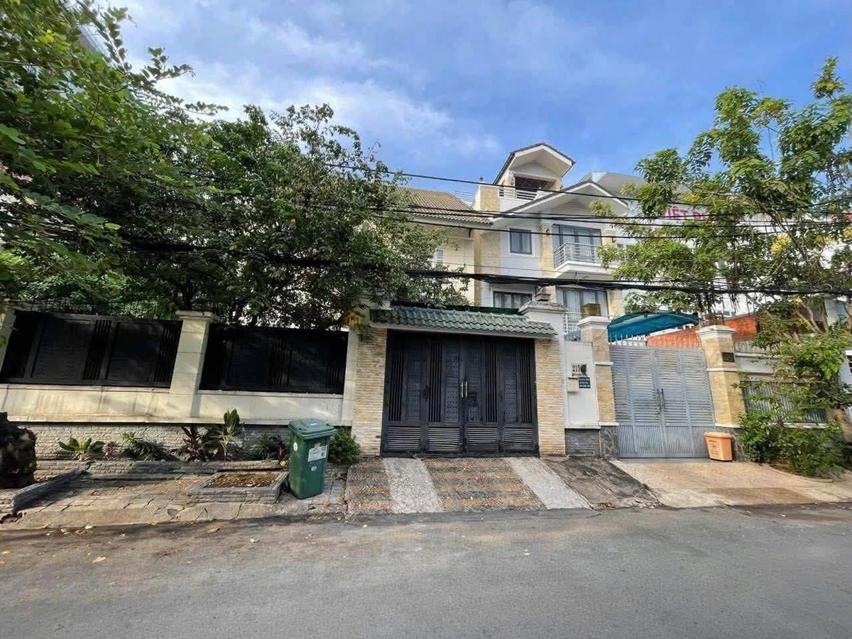 Bán biệt thự Nguyễn Văn Hưởng, Thảo Điền, 379m2, 3 tầng - Ảnh 1