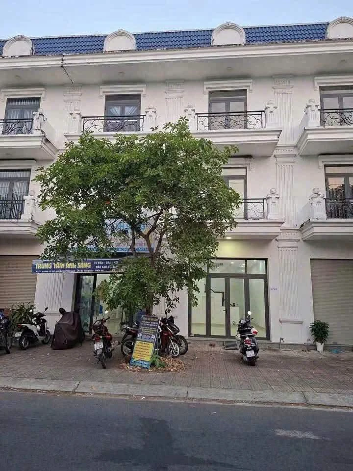 Cho thuê nhà 1 trệt 2 lầu 220m2, 4 phòng ngủ, 9 triệu/tháng tại KDC Phương Nam, Bến Tre - Ảnh 1