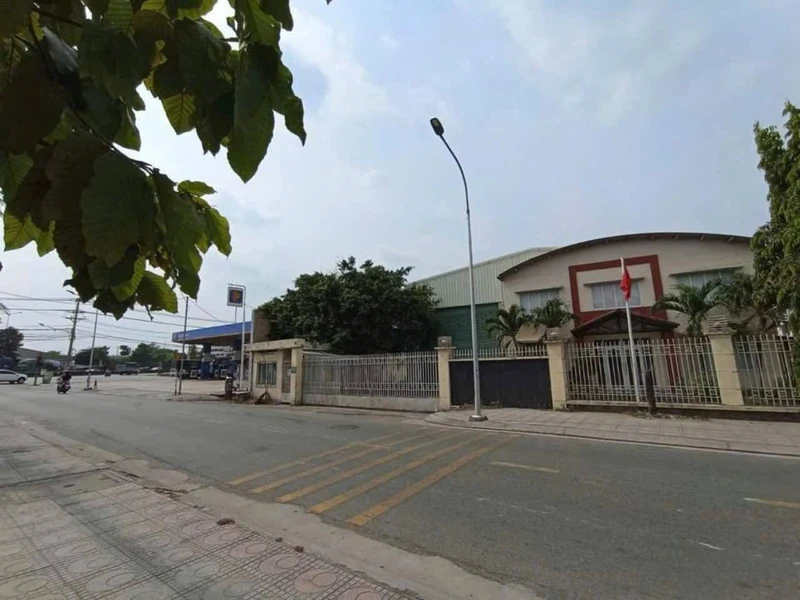 Bán kho mặt tiền 2448m2 gần vòng xoay ngã 6 An Phú, Bình Dương, giá 43 tỷ