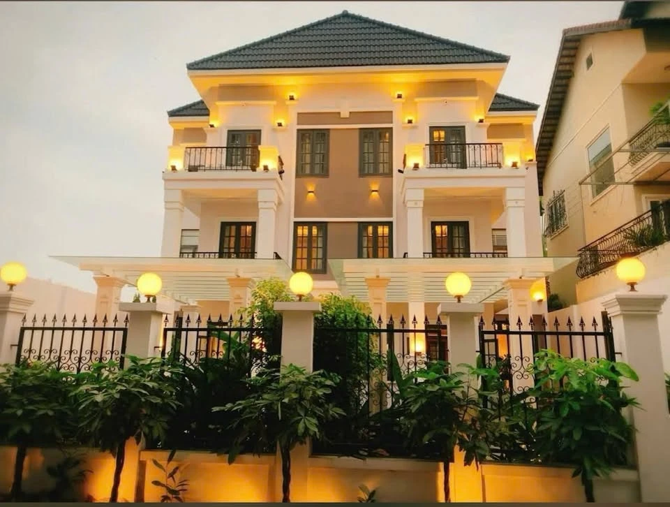 Cho thuê biệt thự 6PN hồ bơi, 248m2, Quận 7 - Ảnh 1