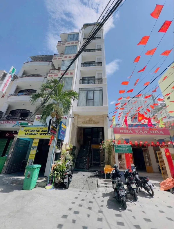 Bán khách sạn 7 tầng 18 phòng đường Quân Trấn, phố Tây Nha Trang, giá 25 tỷ