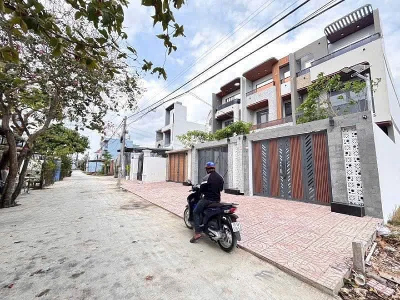 Bán nhà sân vườn 209m2 gần TPHCM, Long An